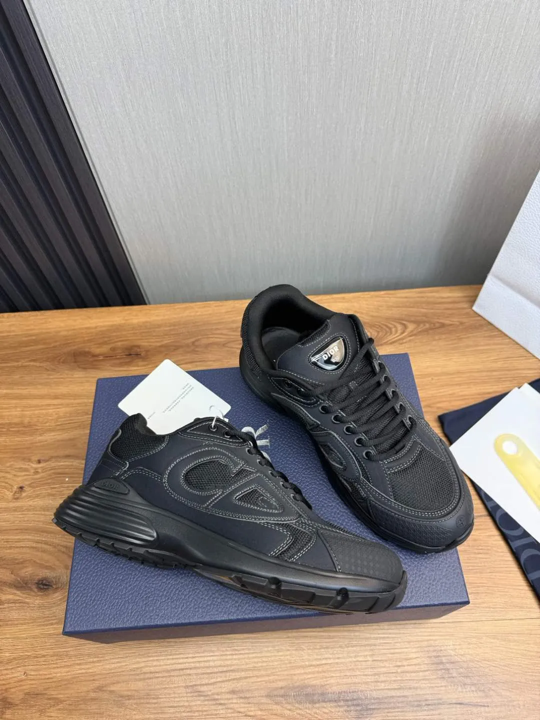Men's men's shoes💰740💰 Dior's new B30 couple 👫 low-top sneakers, the highest version on the market✅ are carefully made of gray mesh fabric and white technical fabric, decorated with reflective "CD30" graphic logo, and "DIO~B30" and "CD30" logos on the heel and tongue. An extra-light, sculpted rubber sole with signature accents adds style, while internal stretch details create ideal comfort. It can be matched with various casual styles to show the fashionable and modern sports style〰️ Size: 35-40 (customized at 40 for women) 39-45 (customized at 38.45 for men)